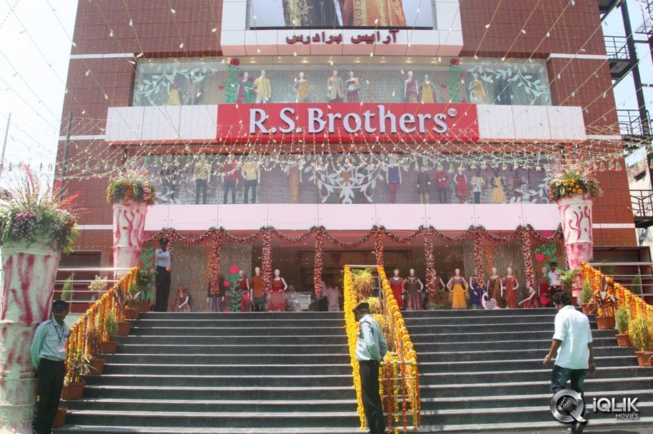 Pranitha-Launches-RS-Brothers-Showroom